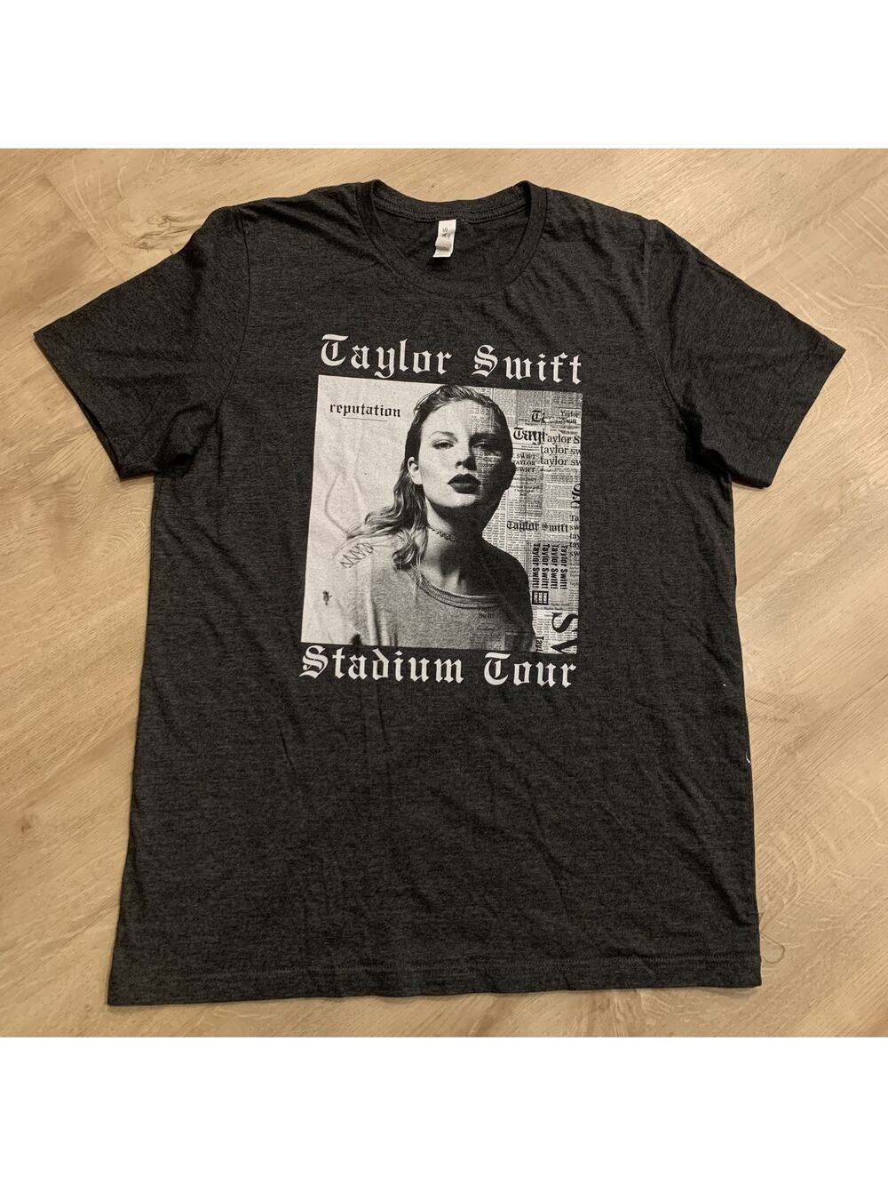 Taylor Swift Reputation Stadium Tour Album Cover T-Shirt Women's Large L Gray